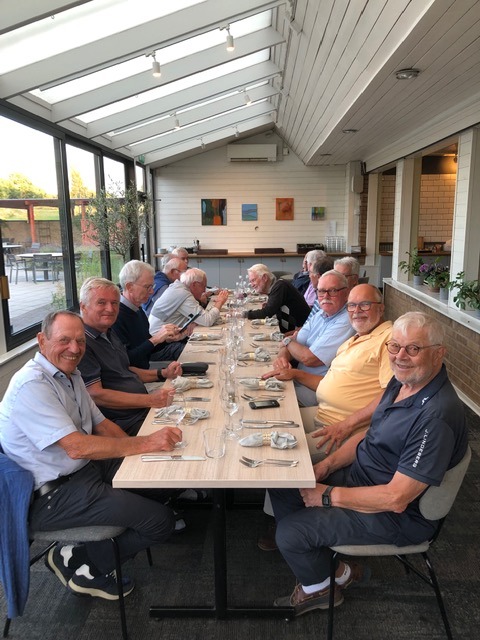 Forårsskovturen 2026. En stor folk Sweet Sixteenere nyder den gode mad i restauranten på Djupadal Golf Klub tæt ved Simrishamn.