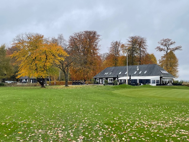 Klubhuset i efterårets farver.