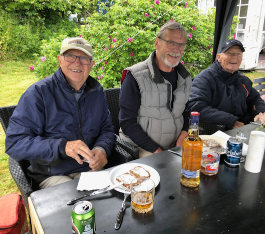 En lille flok glade Sweet Sixteen´ere nyder de medbragte madder, snaps og øl. F.v. Kurt Erling Nielsen, Axel Burton og Per Eskildsen.