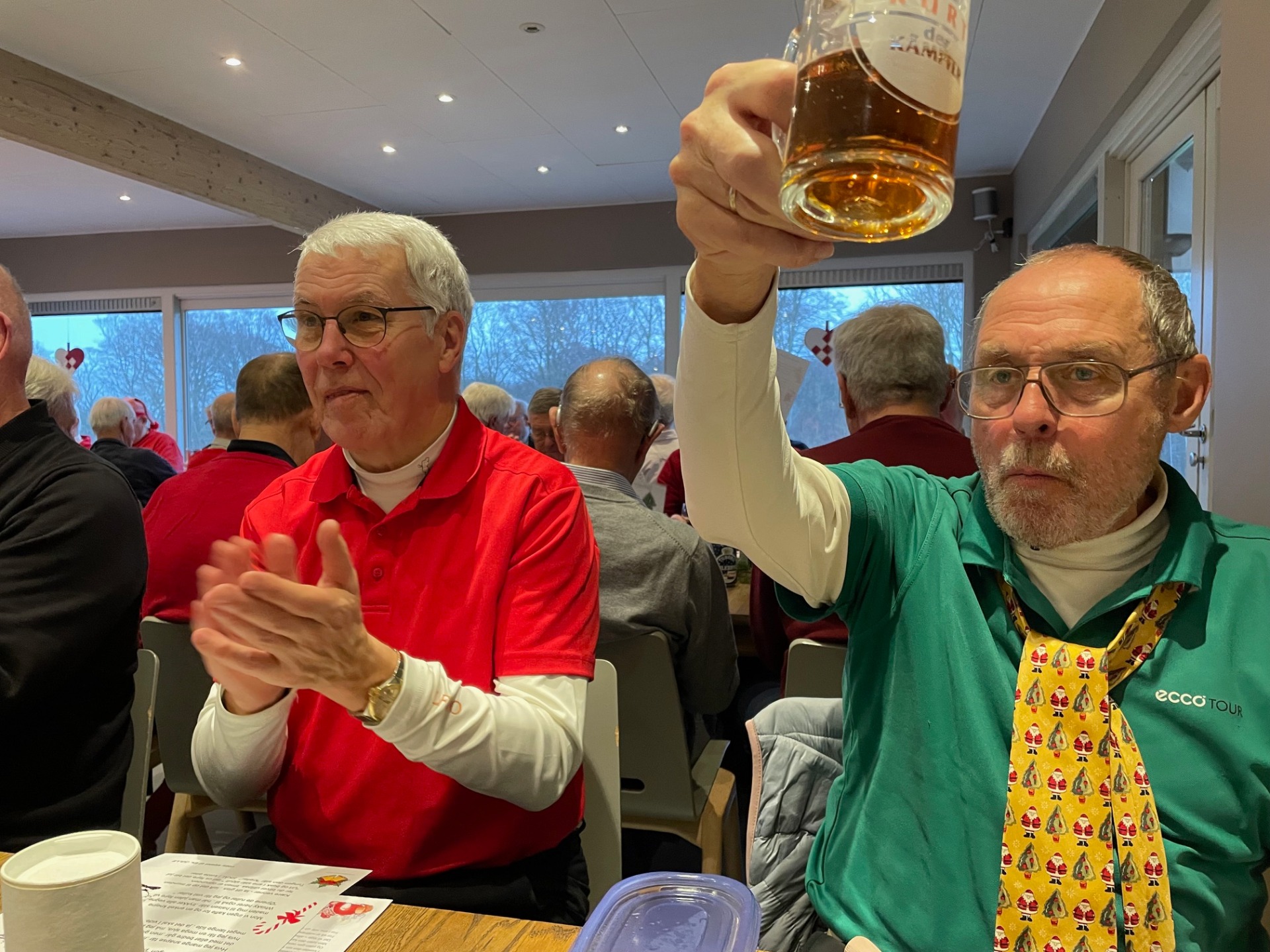 Der blev skålet, sunget og delt gaver ud ved julefrokosten.