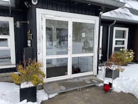 Kom indenfor i varmen og put.