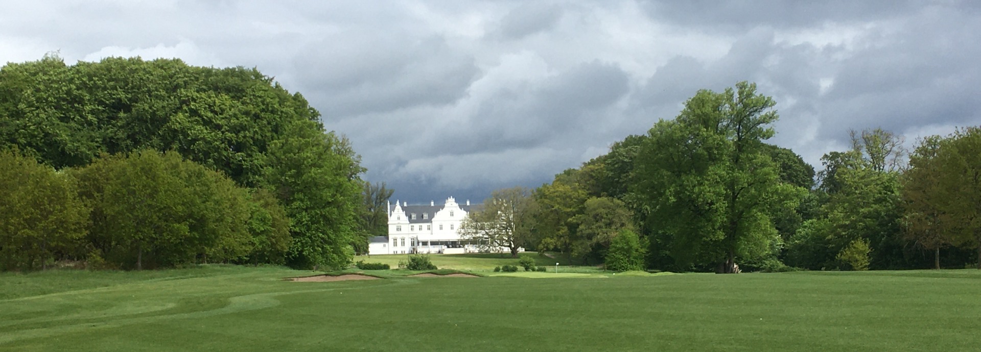 Kokkedal Slot set fra fairway på hul 12.                                                                                    