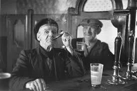 Efter en hård dag i sekretariatet er det vel på sin plads med en pibe tobak og en pint guinness.