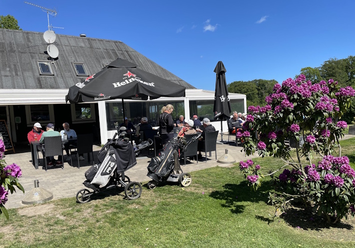 Efter 18 huller i dejligt sommervejr trænger man til at puste ud på terrassen og få noget koldt at drikke.